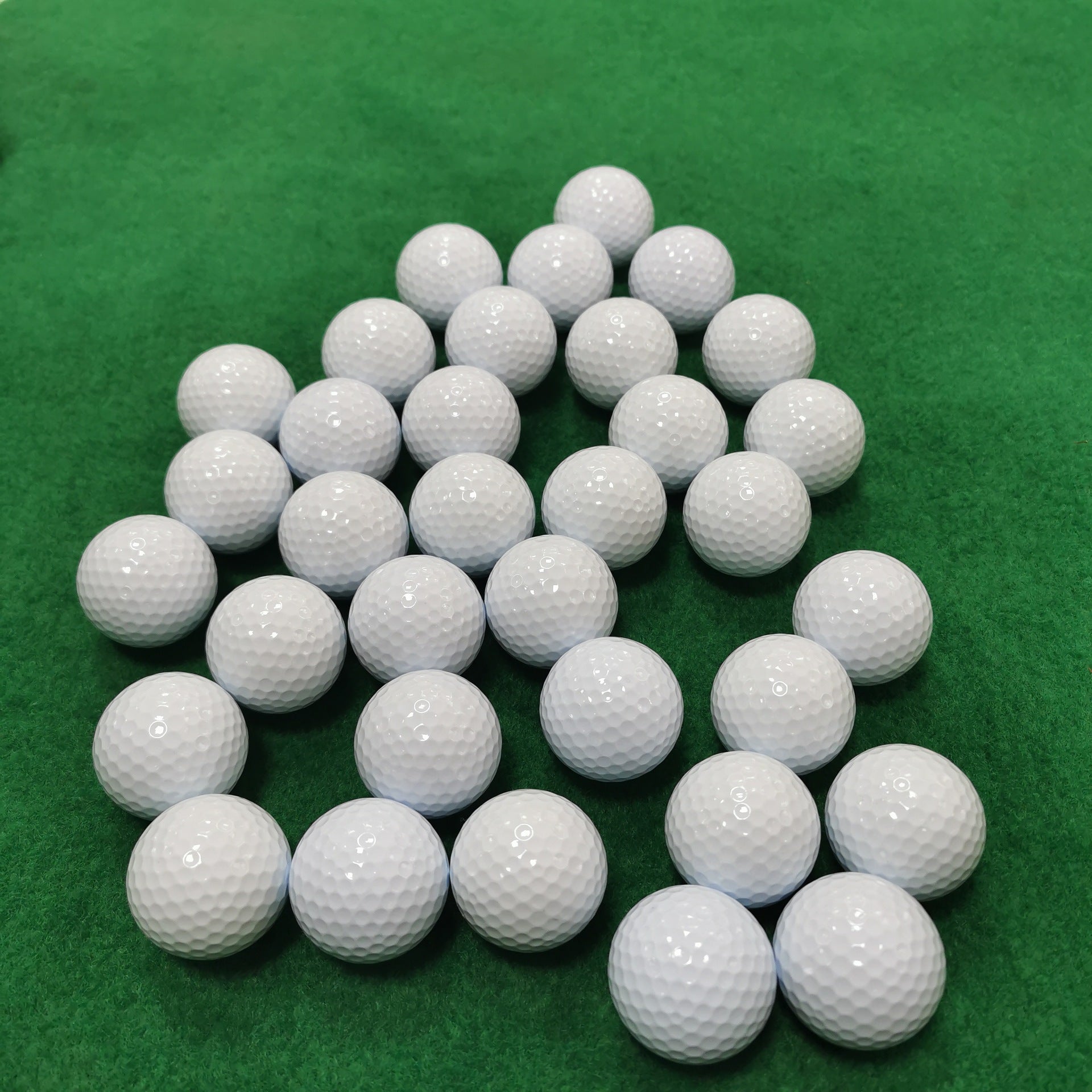 Multiple white golf balls 